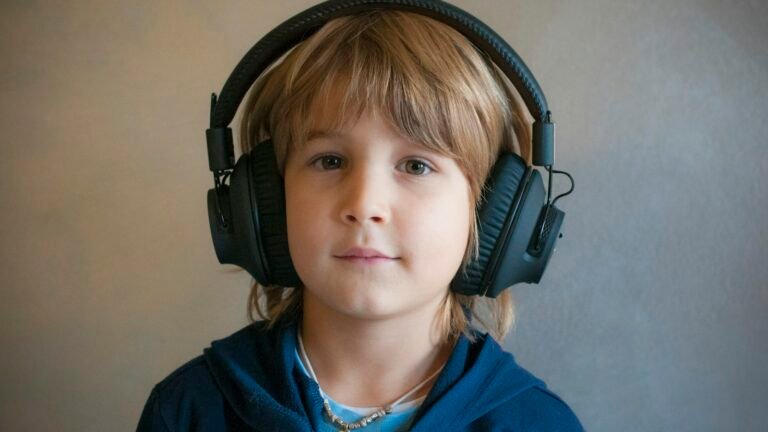 Jeune garçon portant un casque audio