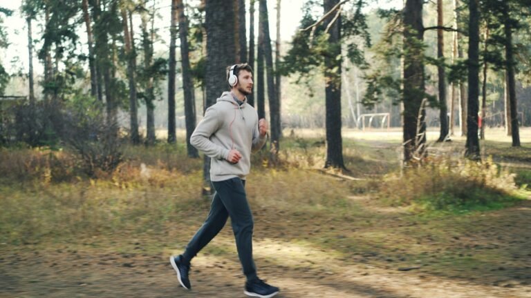 Coureur avec casque en forêt