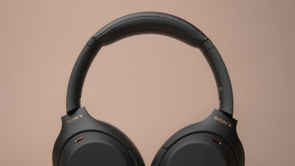 Casque sans fil noir posé sur une table blanche