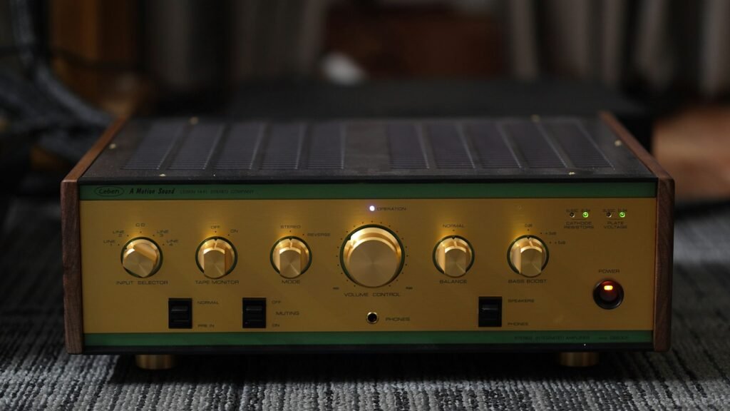Amplificateur hi-fi vintage aux boutons dorés