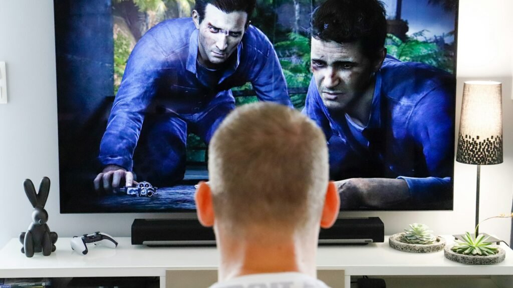 Homme regardant un film à la télévision dans son salon