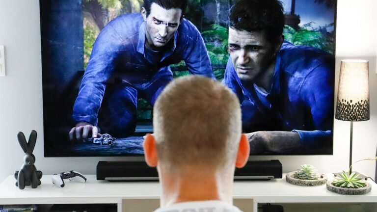 Homme regardant un film à la télévision dans son salon