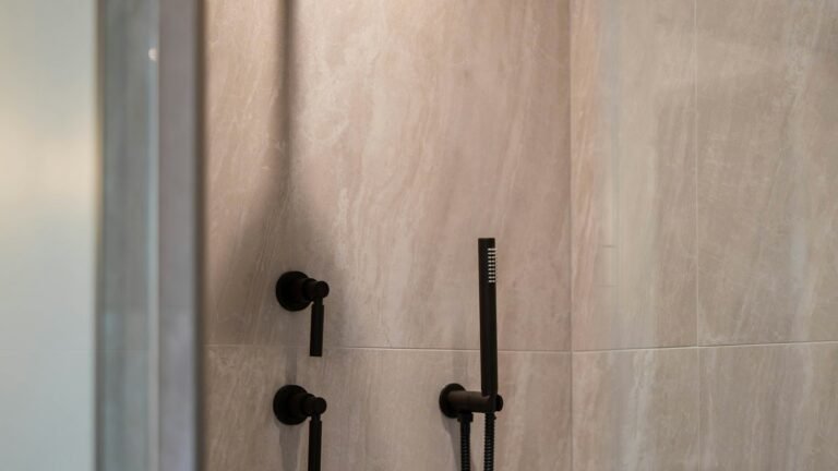 Douche moderne aux murs carrelés