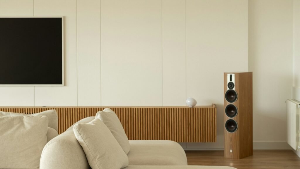 Salon moderne équipé d'une enceinte