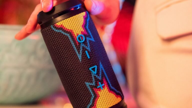 Main tenant une enceinte Bluetooth portable