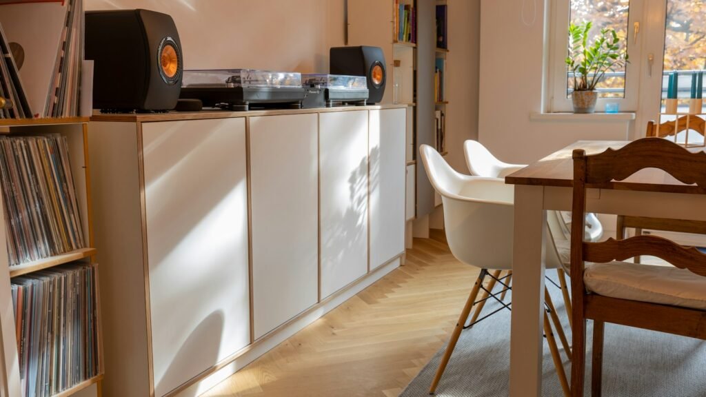 Éléments hi-fi posés sur un meuble en bois