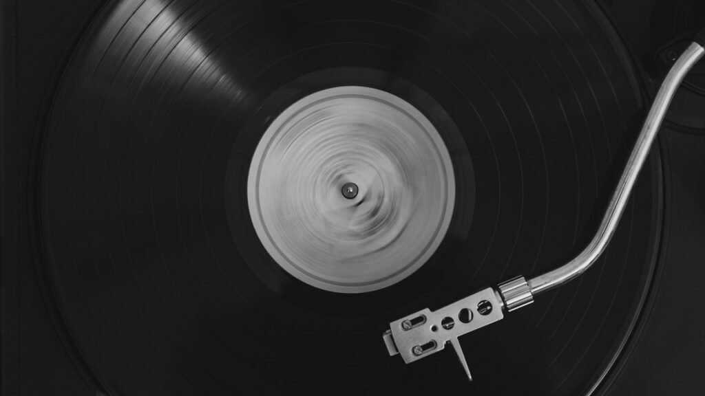 Disque vinyle sur une platine avec bras argenté