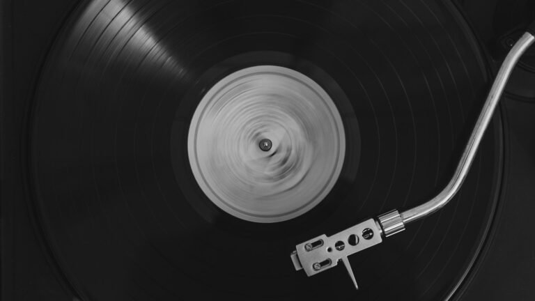 Disque vinyle sur une platine avec bras argenté
