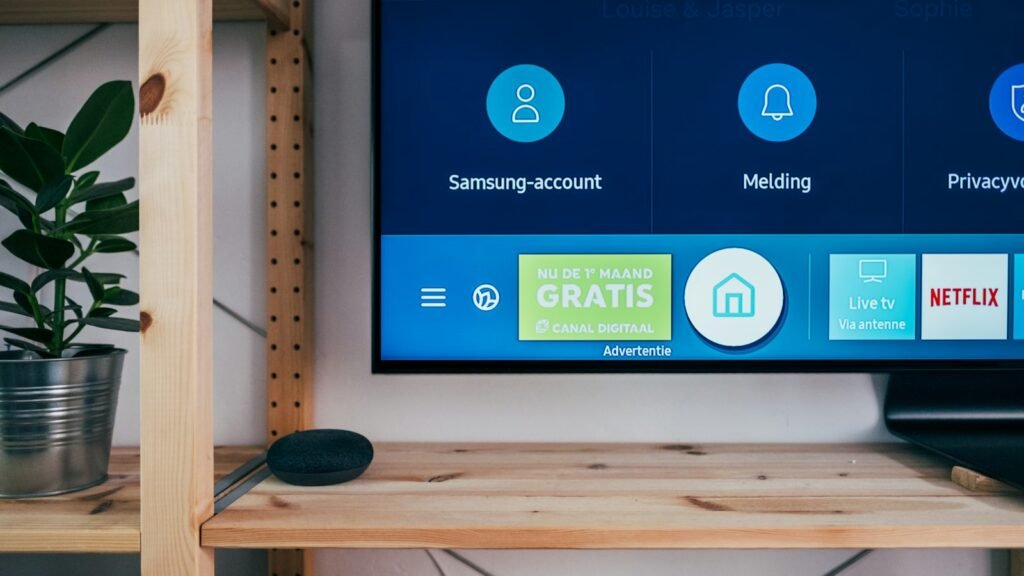 Téléviseur sur un meuble TV en bois