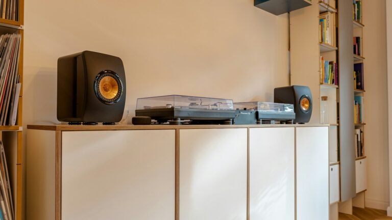 Enceinte noire posée sur un meuble blanc
