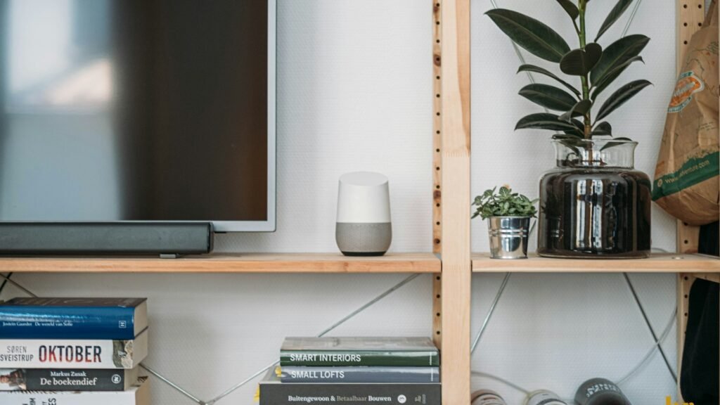 Téléviseur sur un meuble avec des livres