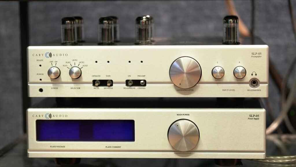 Deux éléments hi-fi empilés