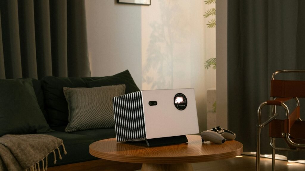 Vidéoprojecteur posé sur une table de salon