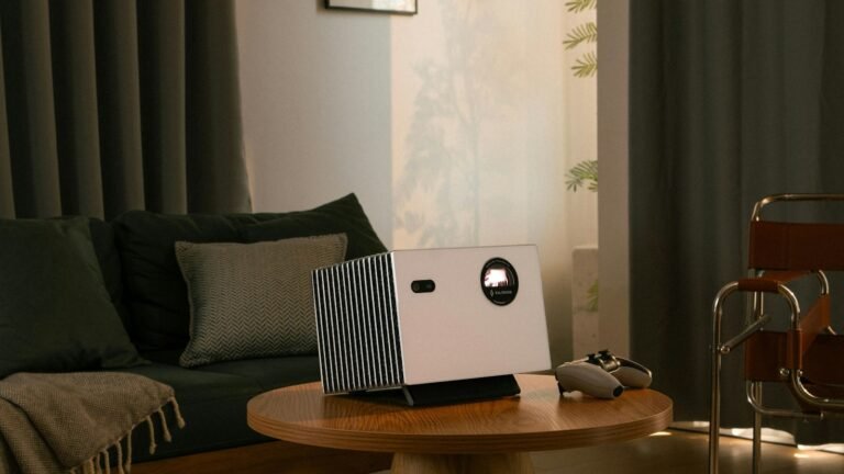 Vidéoprojecteur posé sur une table de salon